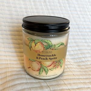 ✨B&BW Honeysuckle & Peach Spritz 7 oz single wick candle✨